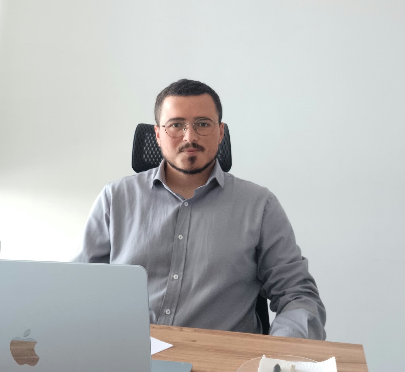 Uzman Psikolojik Danışman Metehan Çakal Çalışma Masasında